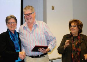 Bruce Carter posed with Jennifer Wilkins, Diane Murphy and award