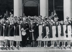 A large group of nursing students stand on the stairs of Hendricks Chapel with an army personage