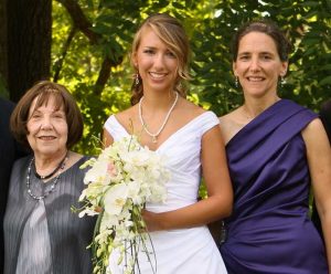 3 women are posed