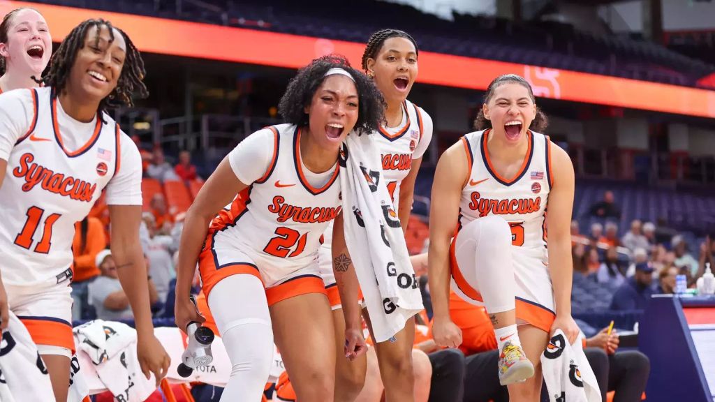 SU womens backetball team on the sidelines